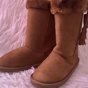 Brand new tan colored Ameta tassel boots with fur